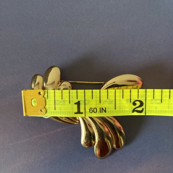 Vintage 80s Gold Toned Wavey Signed MONET Broach - Picture 4 of 6